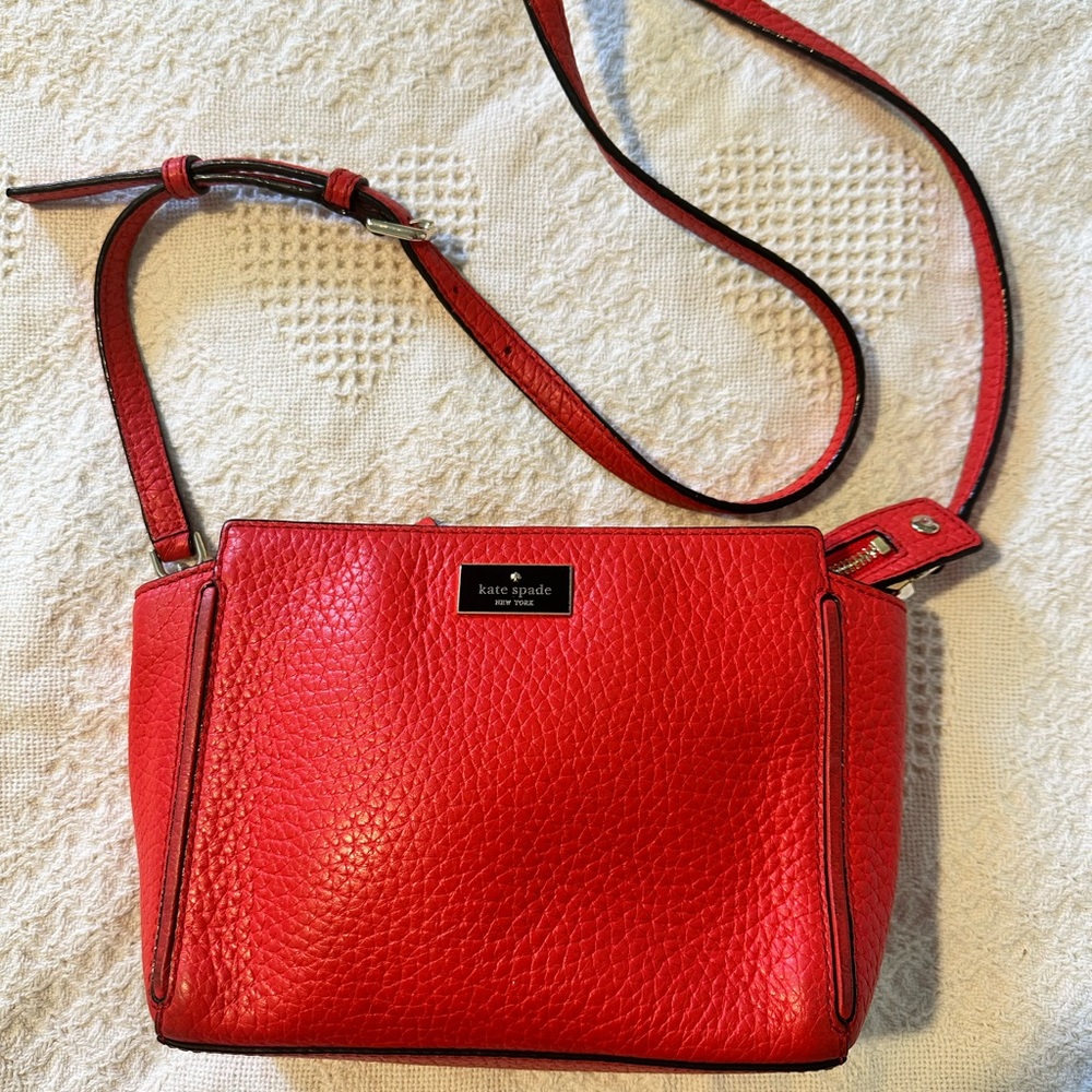 Kate Spade pebble bag. 7L X 10W.        2 inside pockets